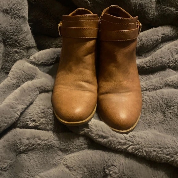 Moda Tan Ankle Boots with Buckle - Picture 3 of 4